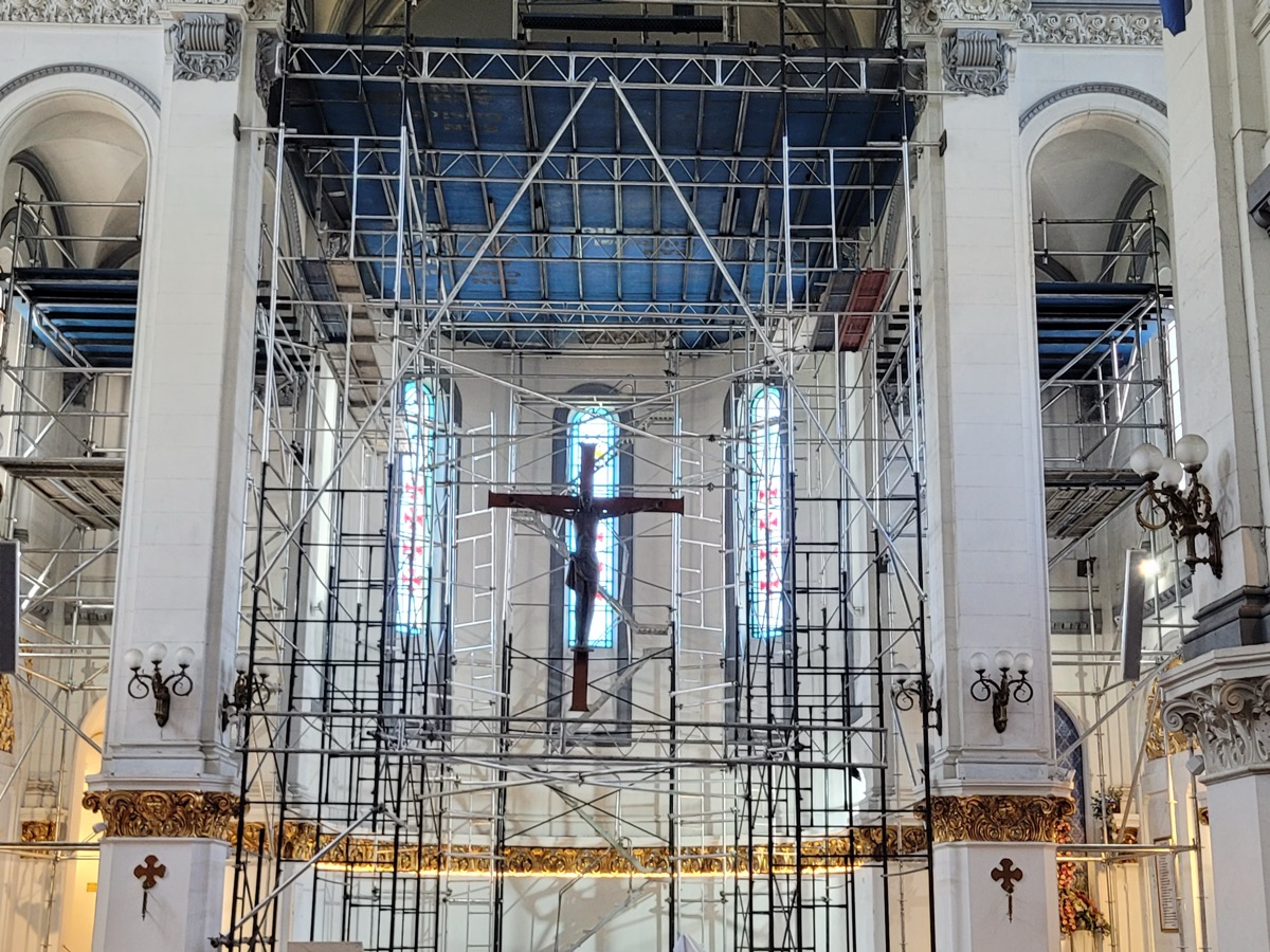 Parroquia Caacupé — interior con andamios de restauración
