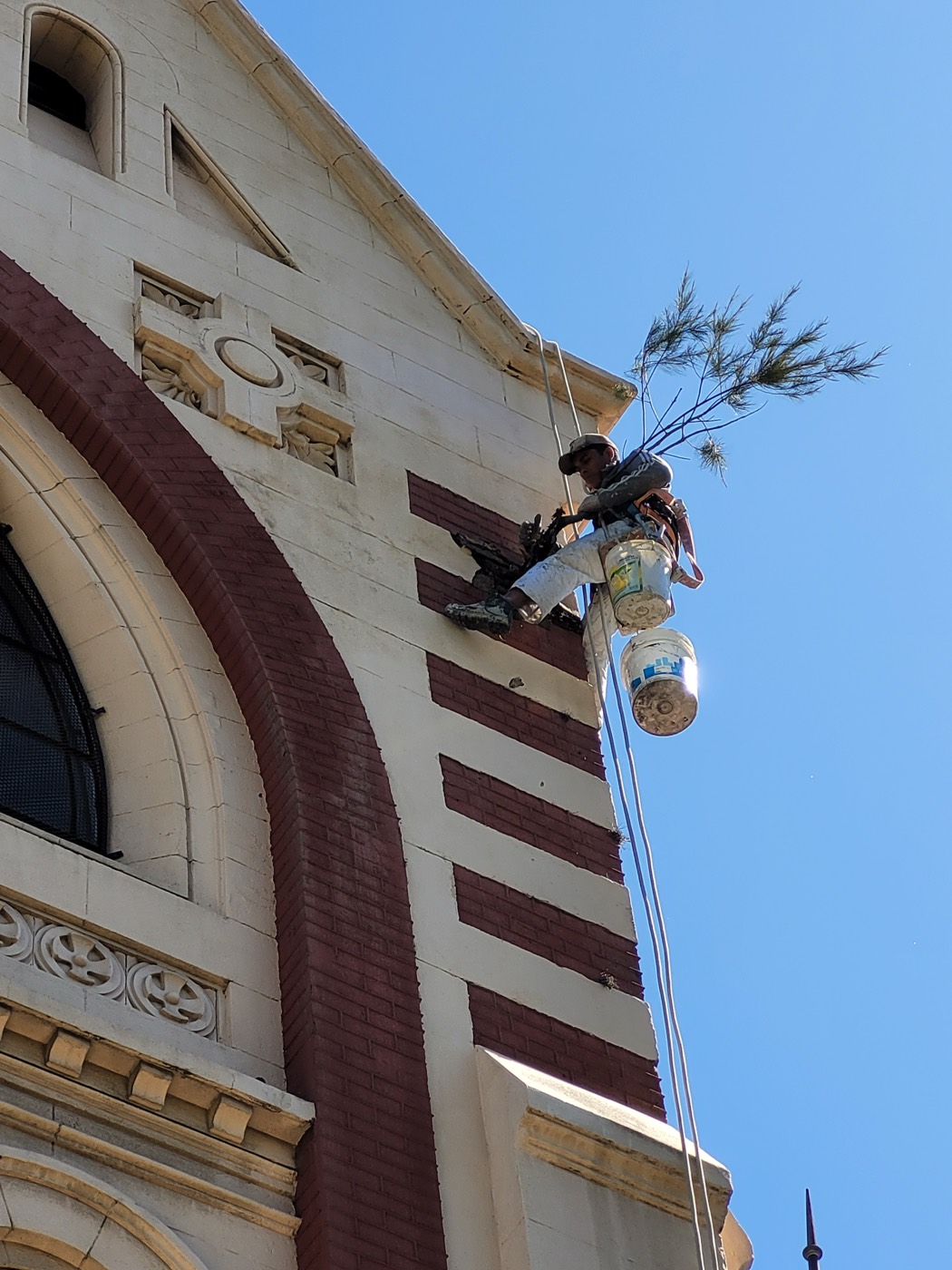 Trabajo en altura sobre fachada de iglesia