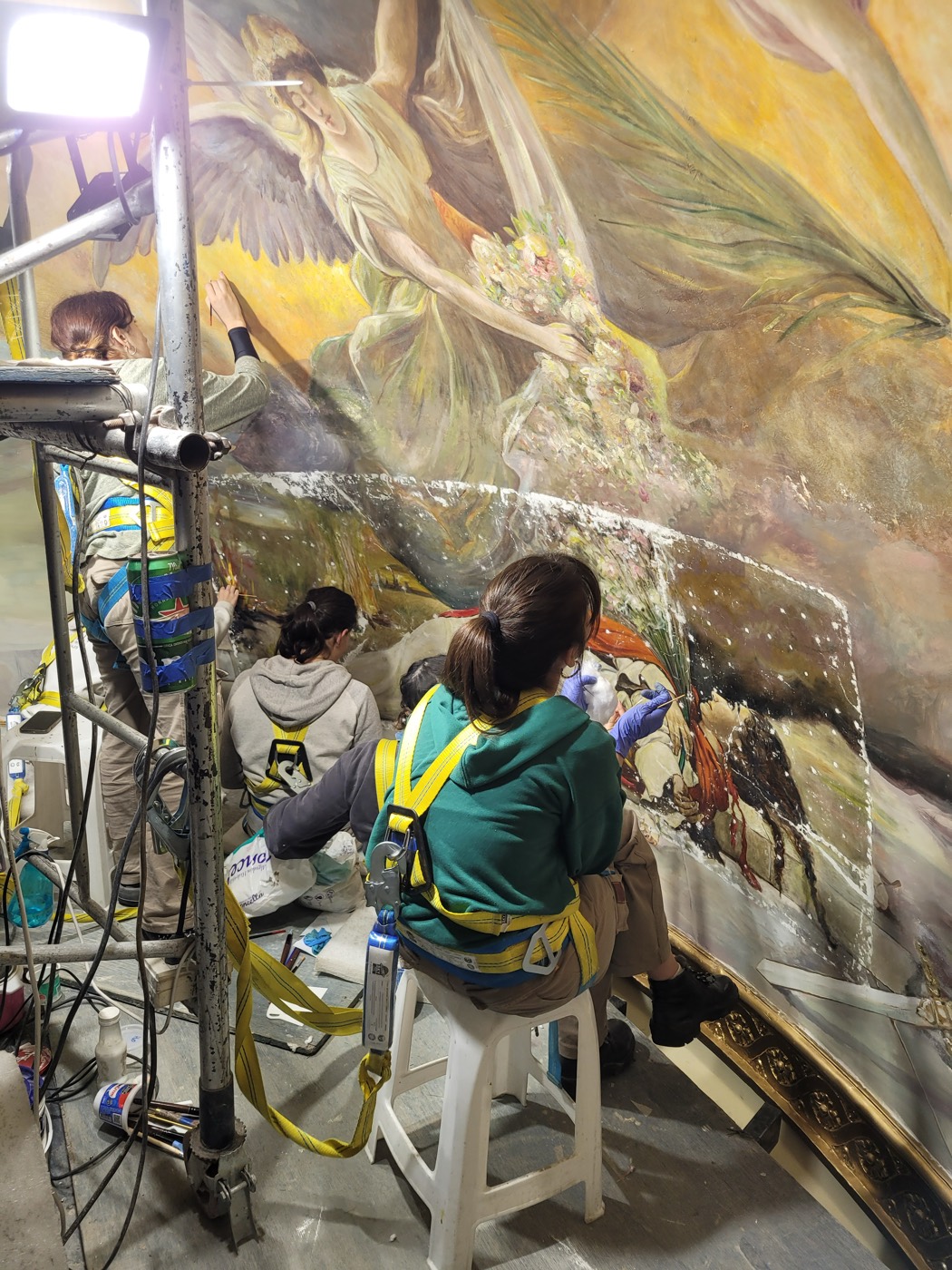 Restauradores trabajando en la pintura mural