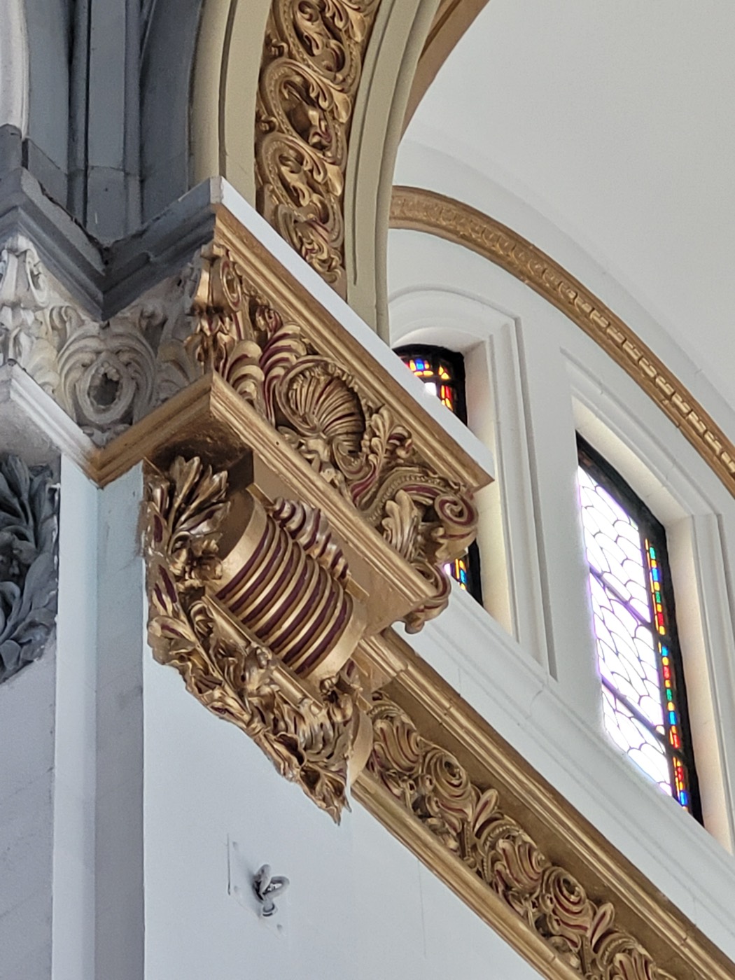 Ornamentación dorada restaurada